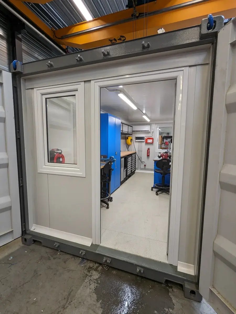Qapqa maintenance container